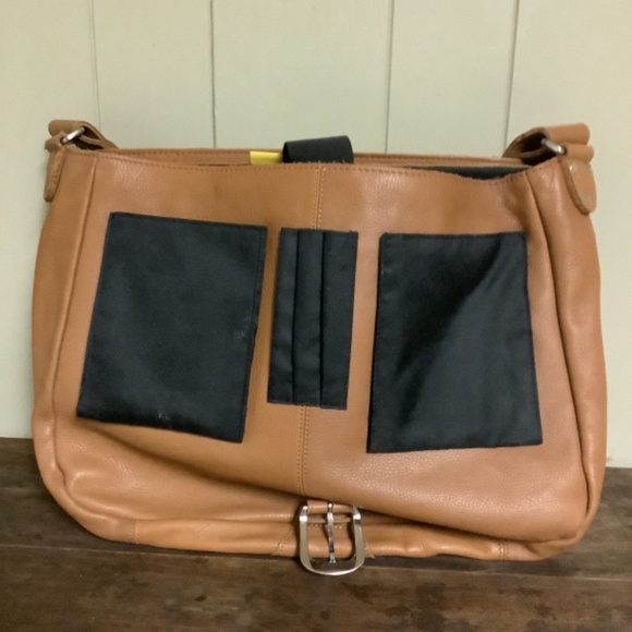 Large Leather Camel colored Laptop messenger bag. - Picture 5 of 7